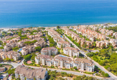 Beautiful south-facing, two-bedroom apartment located in the prestigious Hacienda Playa, Elviria