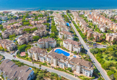 Beautiful south-facing, two-bedroom apartment located in the prestigious Hacienda Playa, Elviria