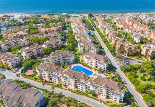 Beautiful south-facing, two-bedroom apartment located in the prestigious Hacienda Playa, Elviria