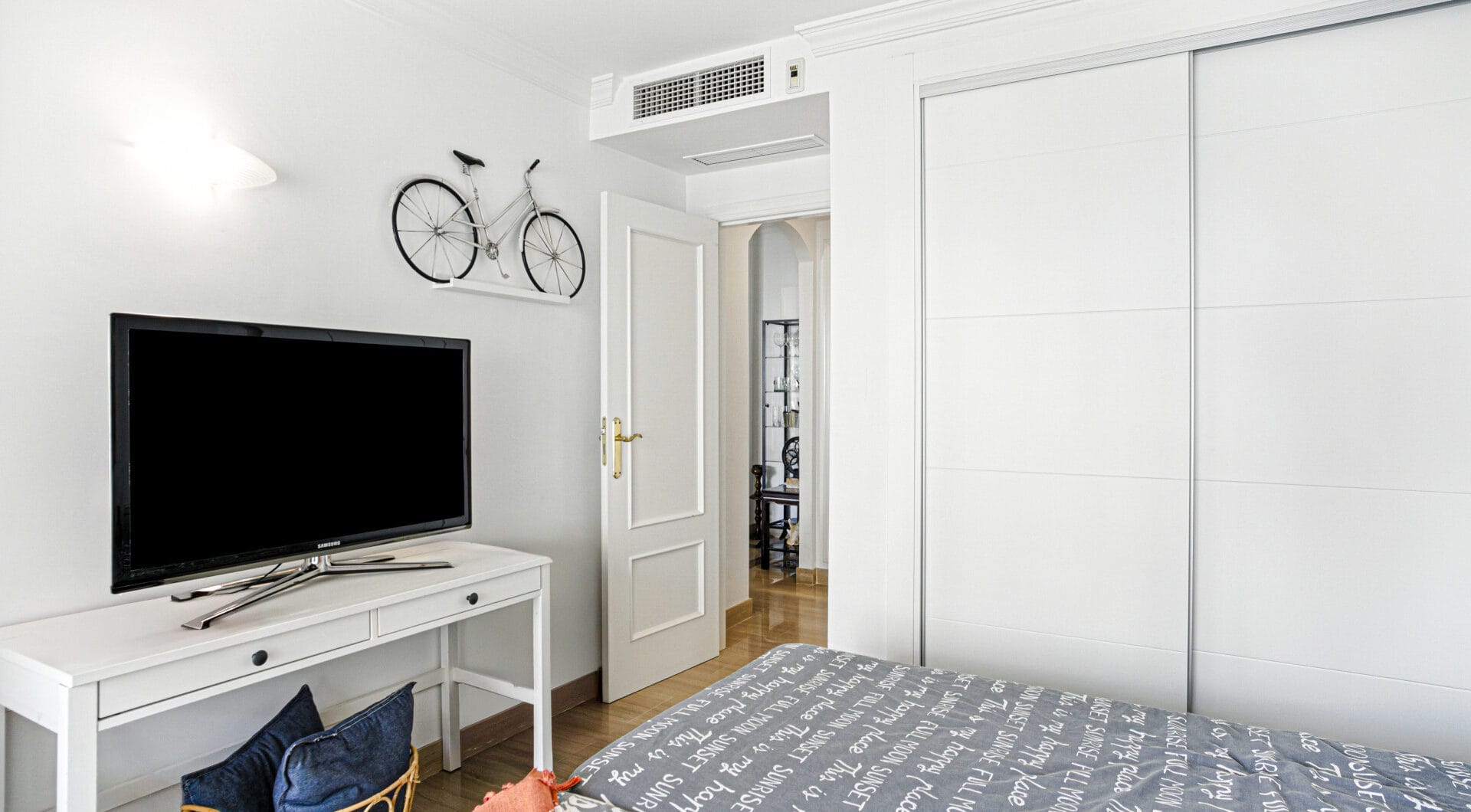 Beautiful south-facing, two-bedroom apartment located in the prestigious Hacienda Playa, Elviria