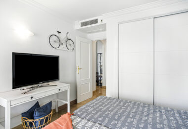 Beautiful south-facing, two-bedroom apartment located in the prestigious Hacienda Playa, Elviria