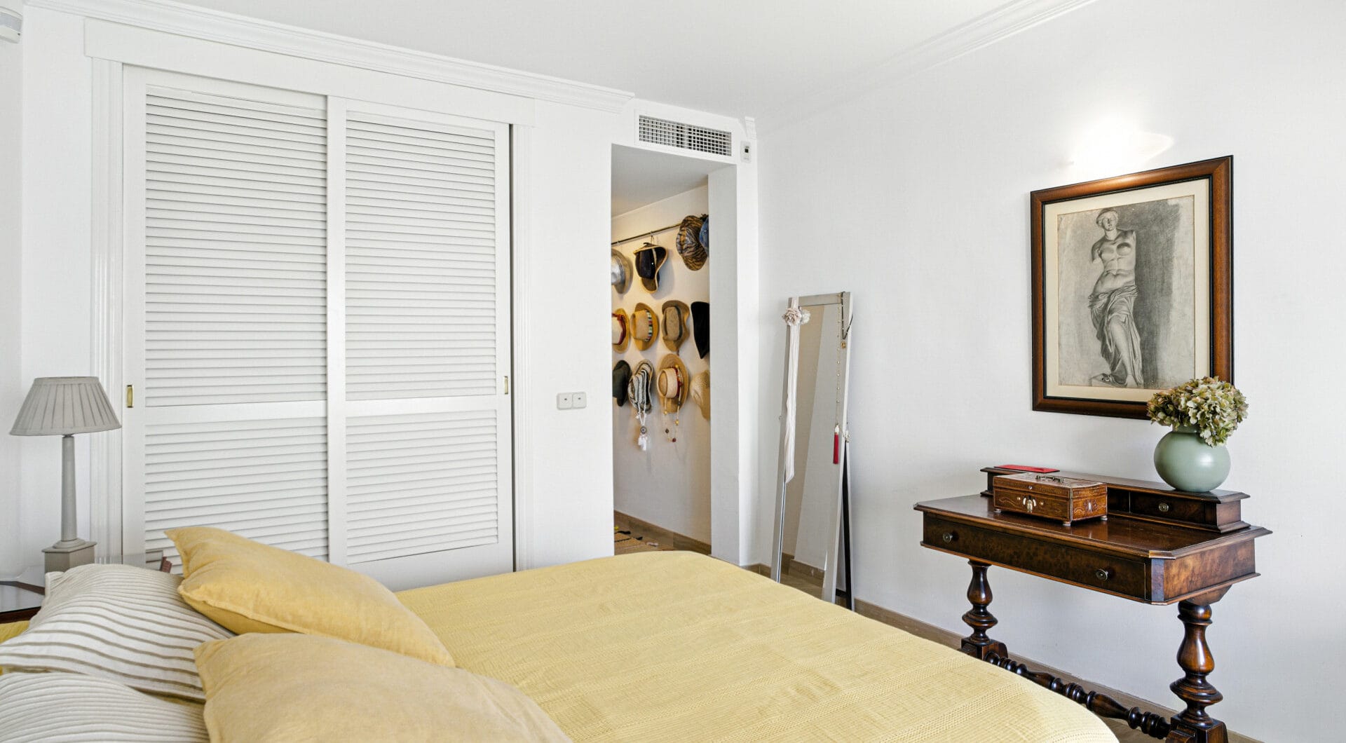 Beautiful south-facing, two-bedroom apartment located in the prestigious Hacienda Playa, Elviria