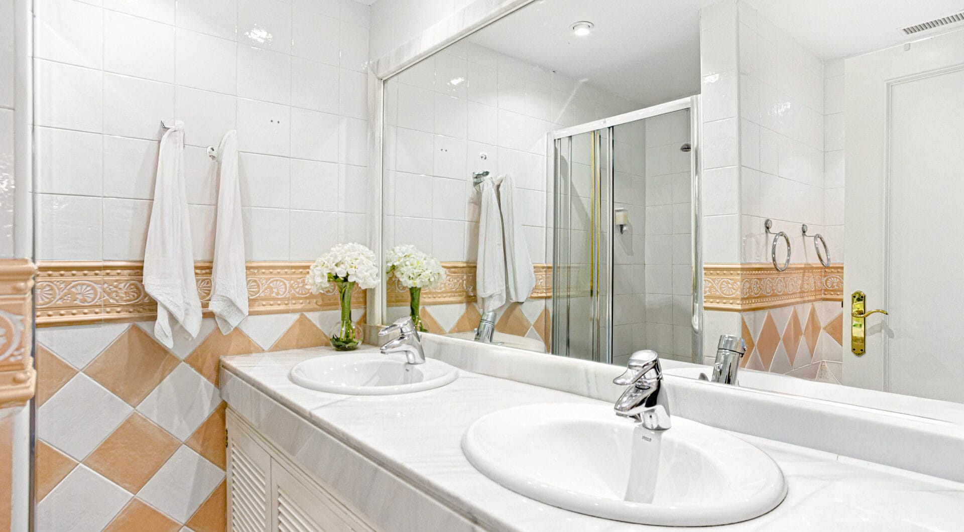Beautiful south-facing, two-bedroom apartment located in the prestigious Hacienda Playa, Elviria