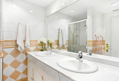 Beautiful south-facing, two-bedroom apartment located in the prestigious Hacienda Playa, Elviria