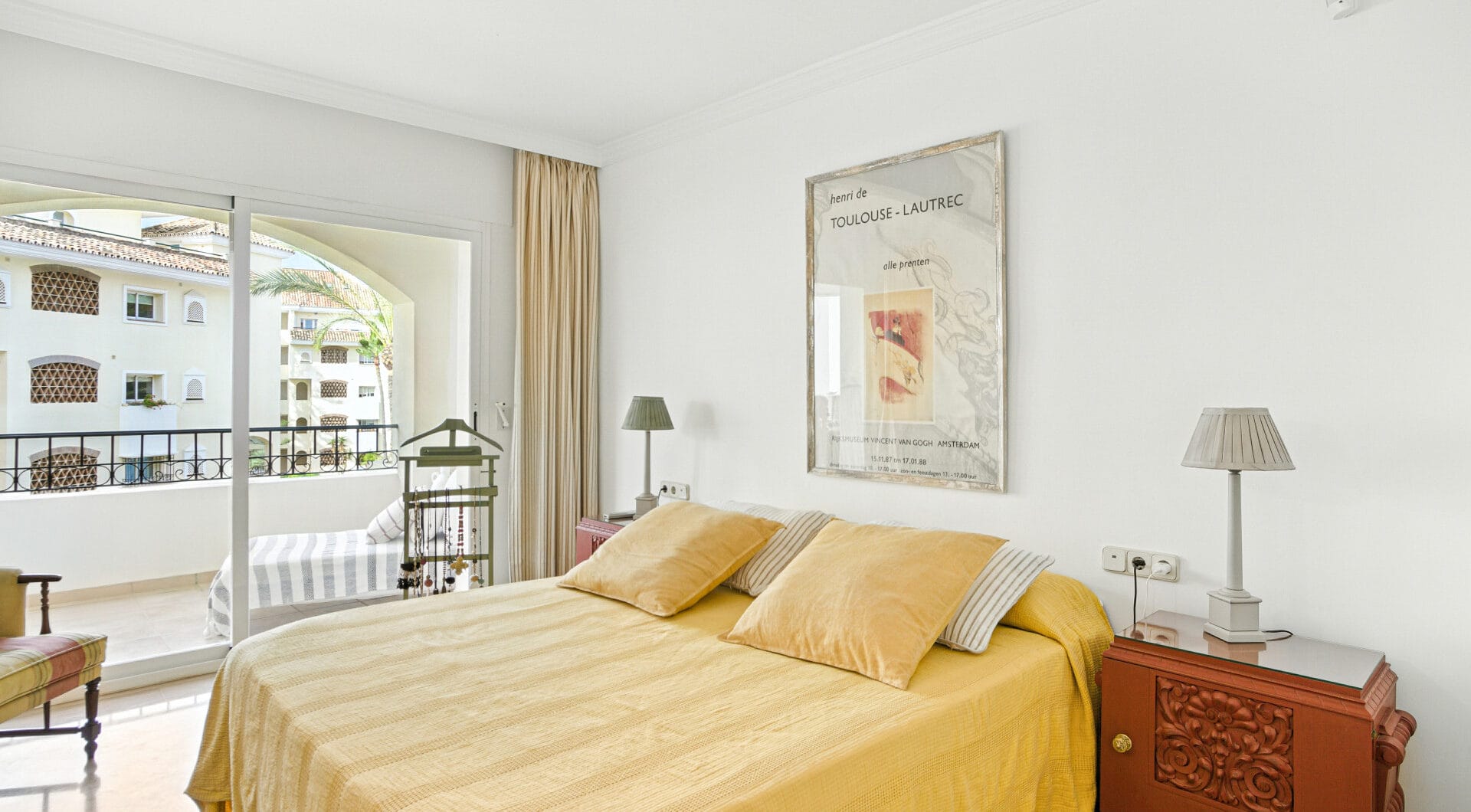 Beautiful south-facing, two-bedroom apartment located in the prestigious Hacienda Playa, Elviria