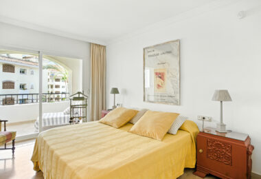 Beautiful south-facing, two-bedroom apartment located in the prestigious Hacienda Playa, Elviria