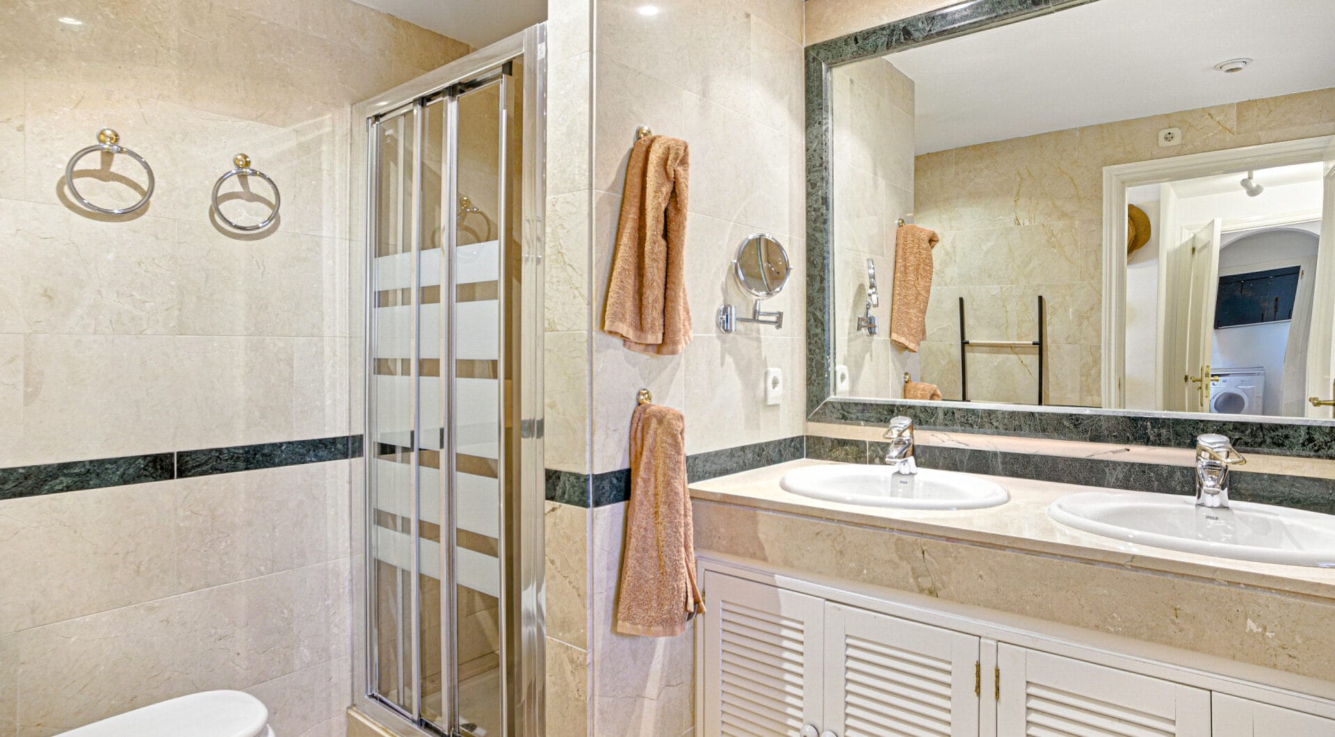 Beautiful south-facing, two-bedroom apartment located in the prestigious Hacienda Playa, Elviria