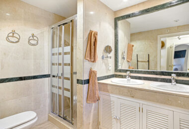 Beautiful south-facing, two-bedroom apartment located in the prestigious Hacienda Playa, Elviria