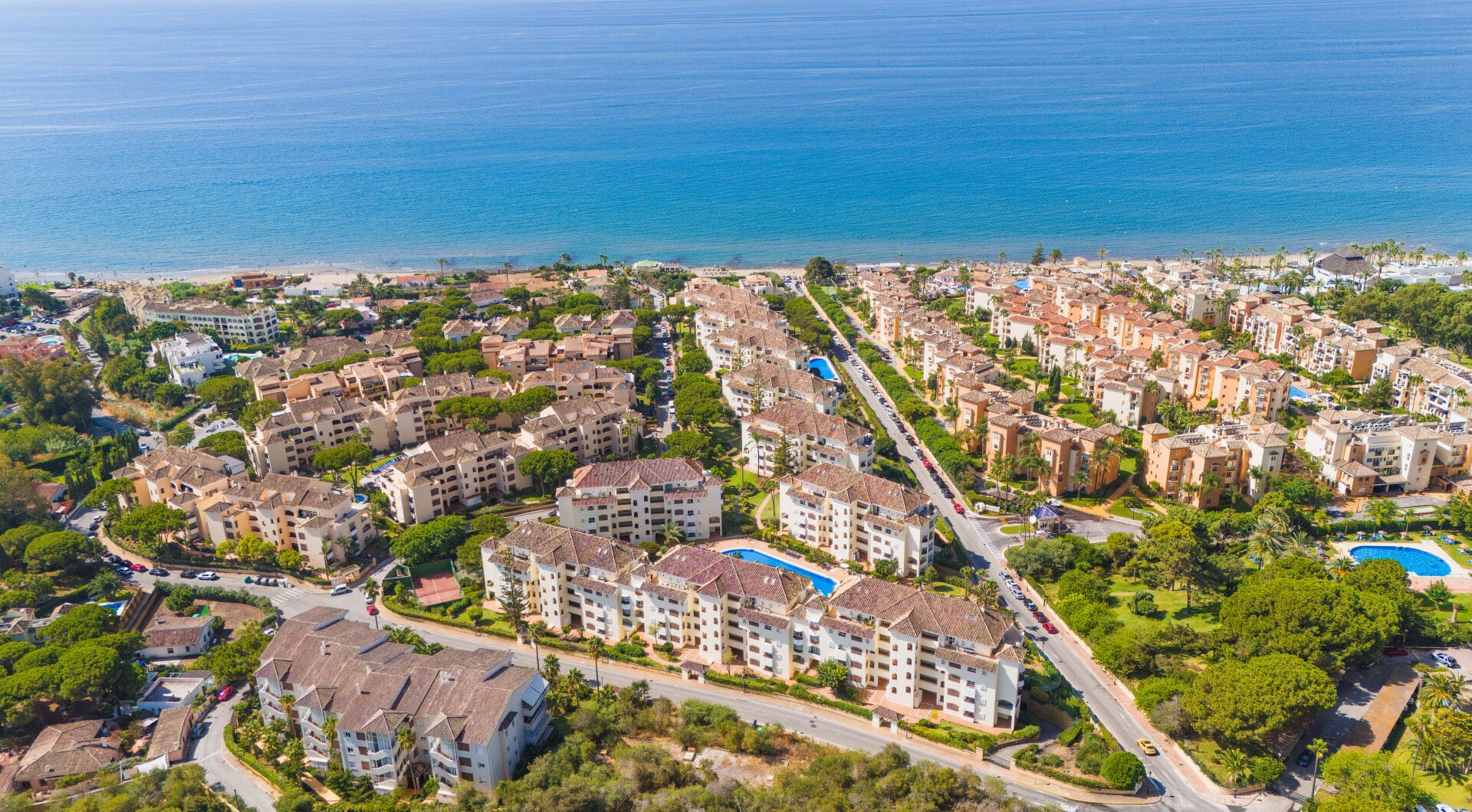Beautiful south-facing, two-bedroom apartment located in the prestigious Hacienda Playa, Elviria