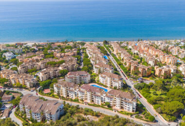 Beautiful south-facing, two-bedroom apartment located in the prestigious Hacienda Playa, Elviria