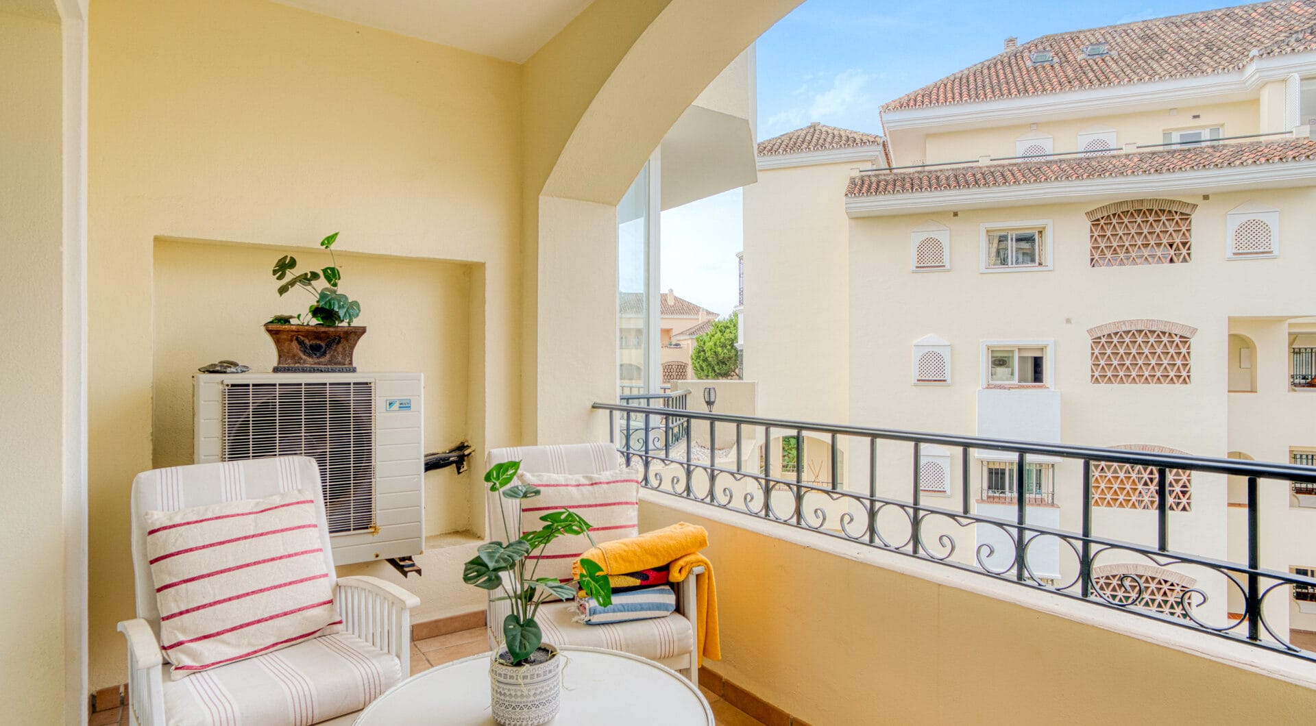 Beautiful south-facing, two-bedroom apartment located in the prestigious Hacienda Playa, Elviria