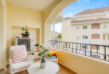 Beautiful south-facing, two-bedroom apartment located in the prestigious Hacienda Playa, Elviria