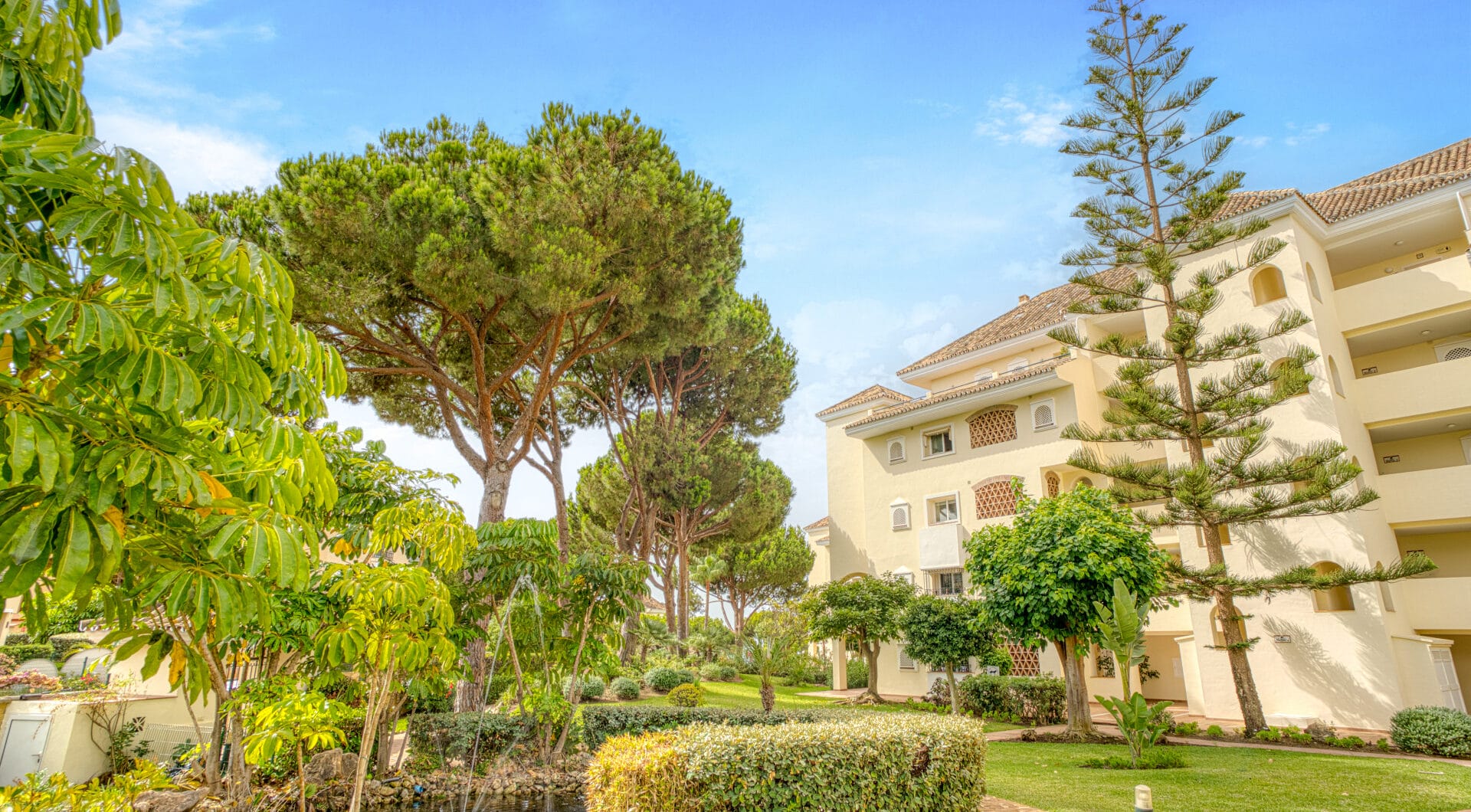 Beautiful south-facing, two-bedroom apartment located in the prestigious Hacienda Playa, Elviria