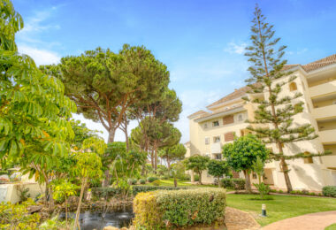 Beautiful south-facing, two-bedroom apartment located in the prestigious Hacienda Playa, Elviria