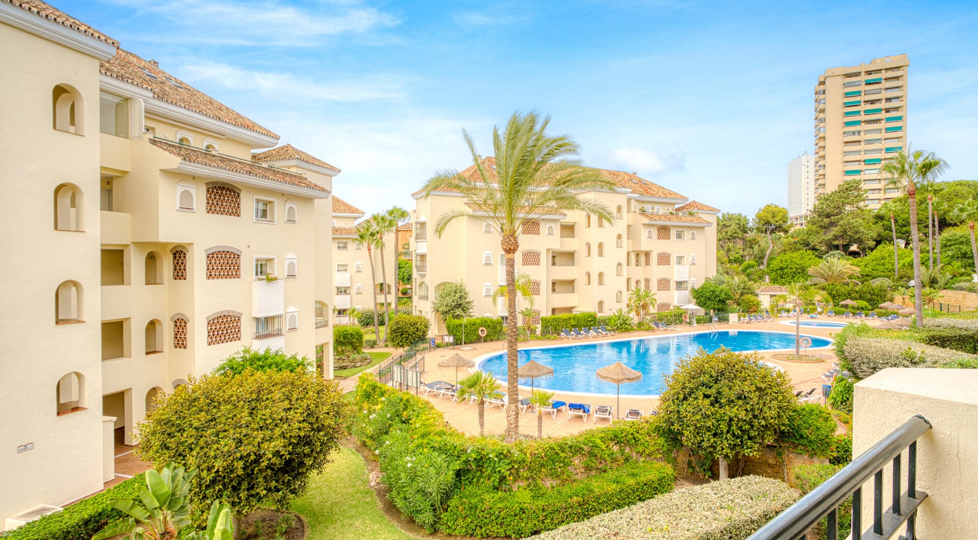 Beautiful south-facing, two-bedroom apartment located in the prestigious Hacienda Playa, Elviria