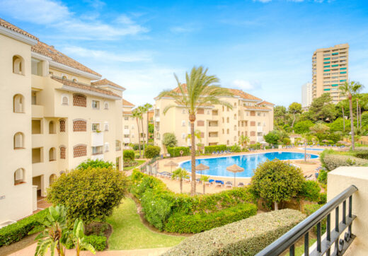 Beautiful south-facing, two-bedroom apartment located in the prestigious Hacienda Playa, Elviria