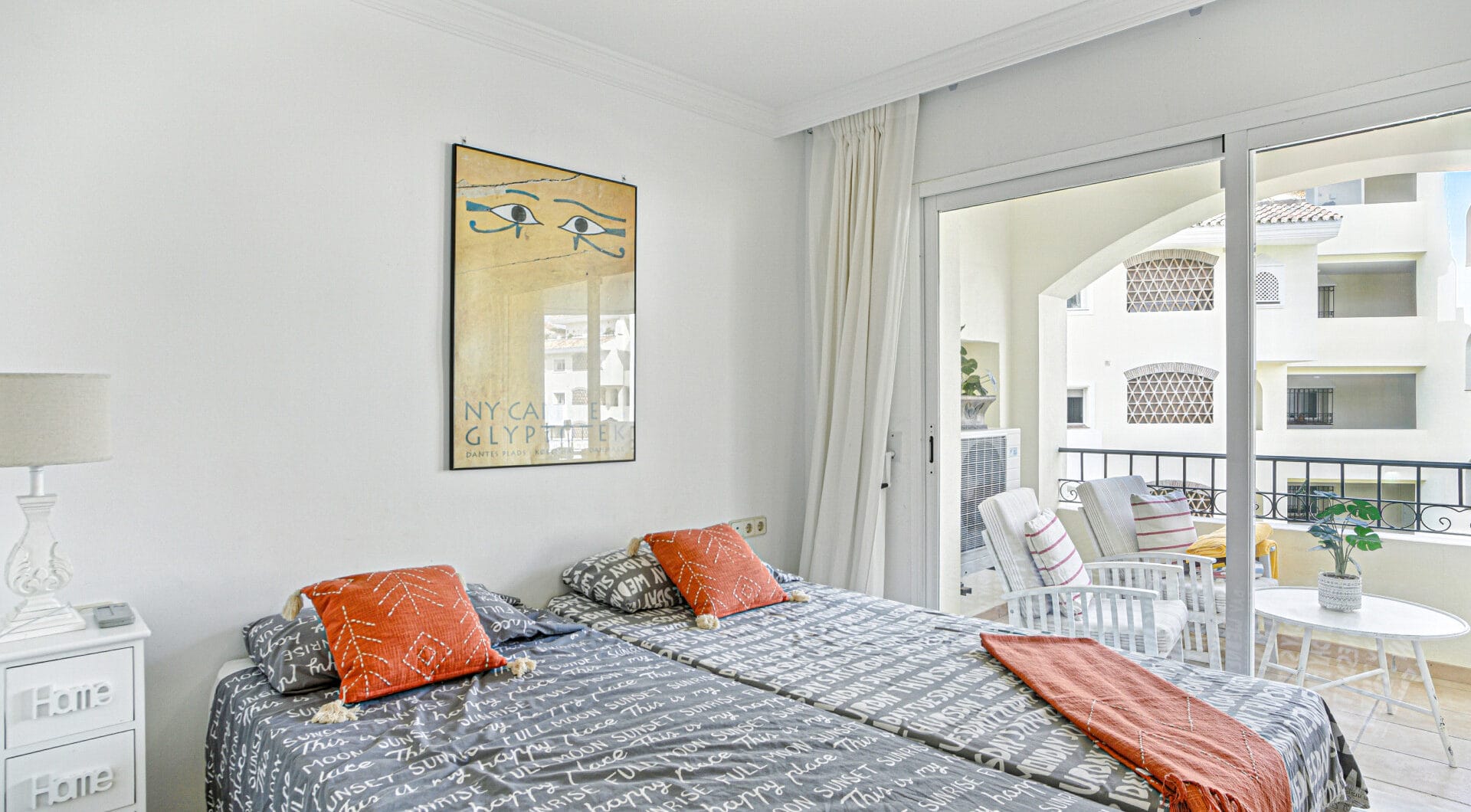 Beautiful south-facing, two-bedroom apartment located in the prestigious Hacienda Playa, Elviria