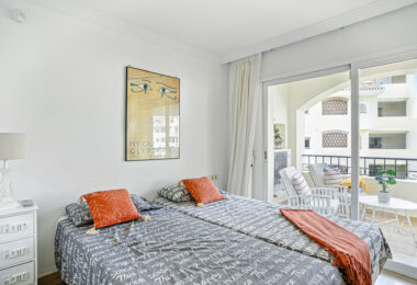 Beautiful south-facing, two-bedroom apartment located in the prestigious Hacienda Playa, Elviria