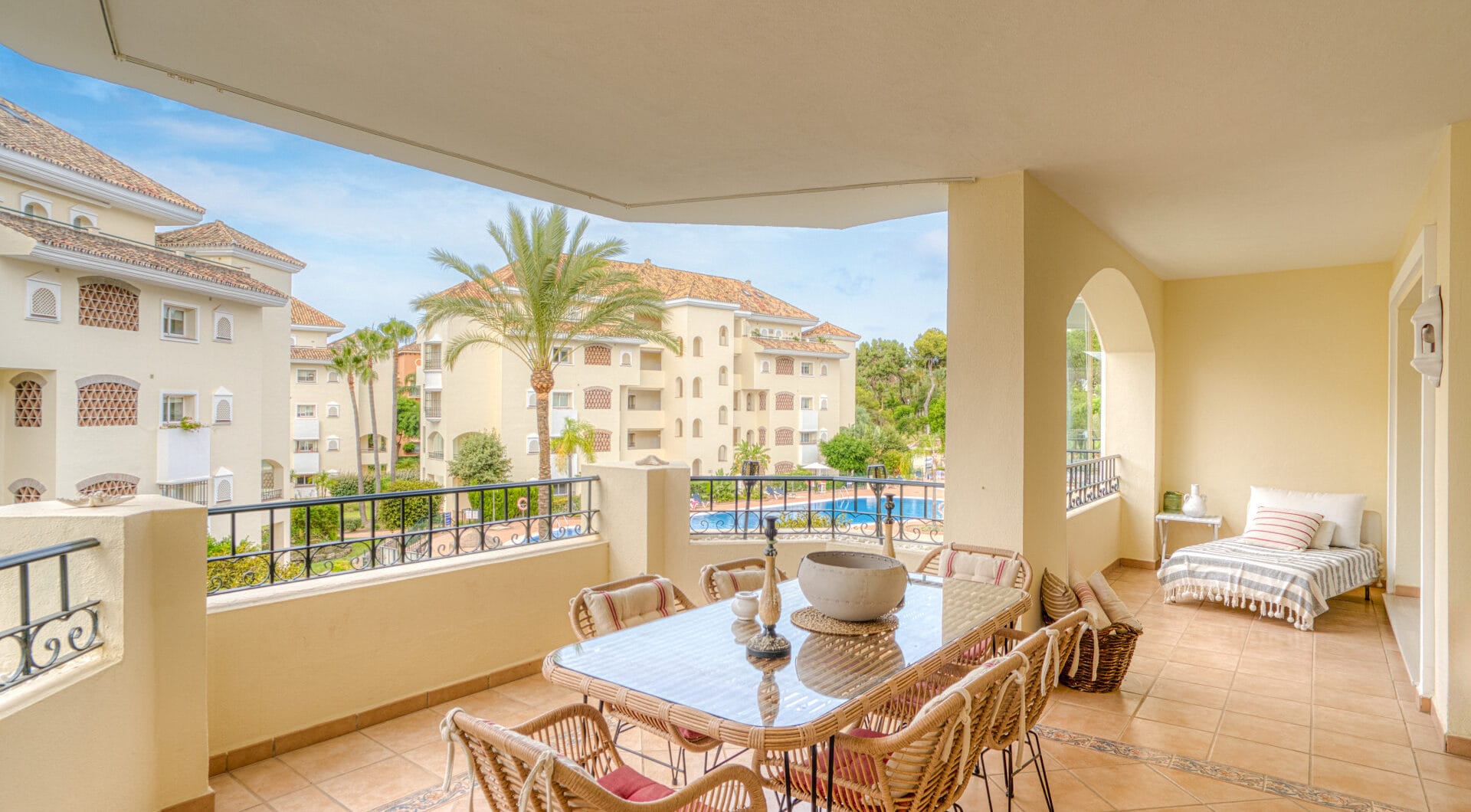 Beautiful south-facing, two-bedroom apartment located in the prestigious Hacienda Playa, Elviria