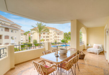 Beautiful south-facing, two-bedroom apartment located in the prestigious Hacienda Playa, Elviria