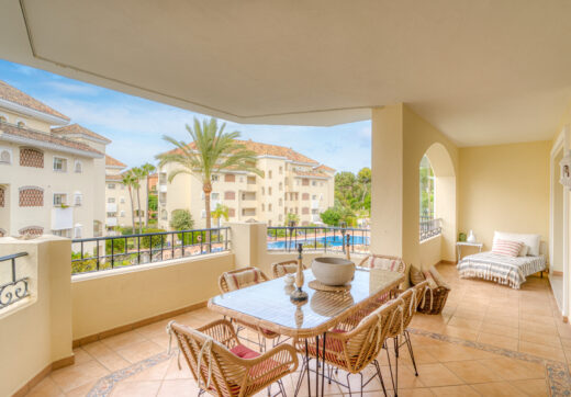 Beautiful south-facing, two-bedroom apartment located in the prestigious Hacienda Playa, Elviria