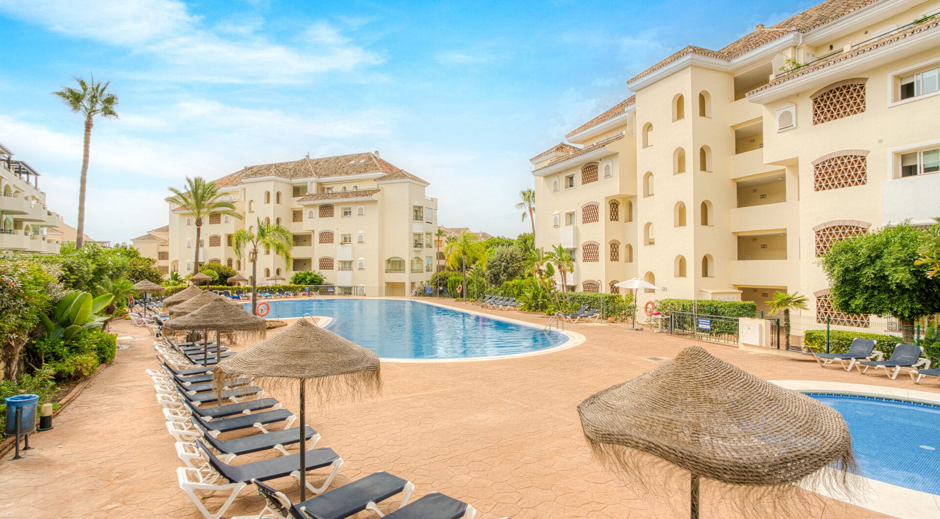 Beautiful south-facing, two-bedroom apartment located in the prestigious Hacienda Playa, Elviria