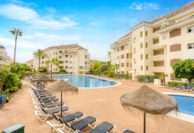Beautiful south-facing, two-bedroom apartment located in the prestigious Hacienda Playa, Elviria