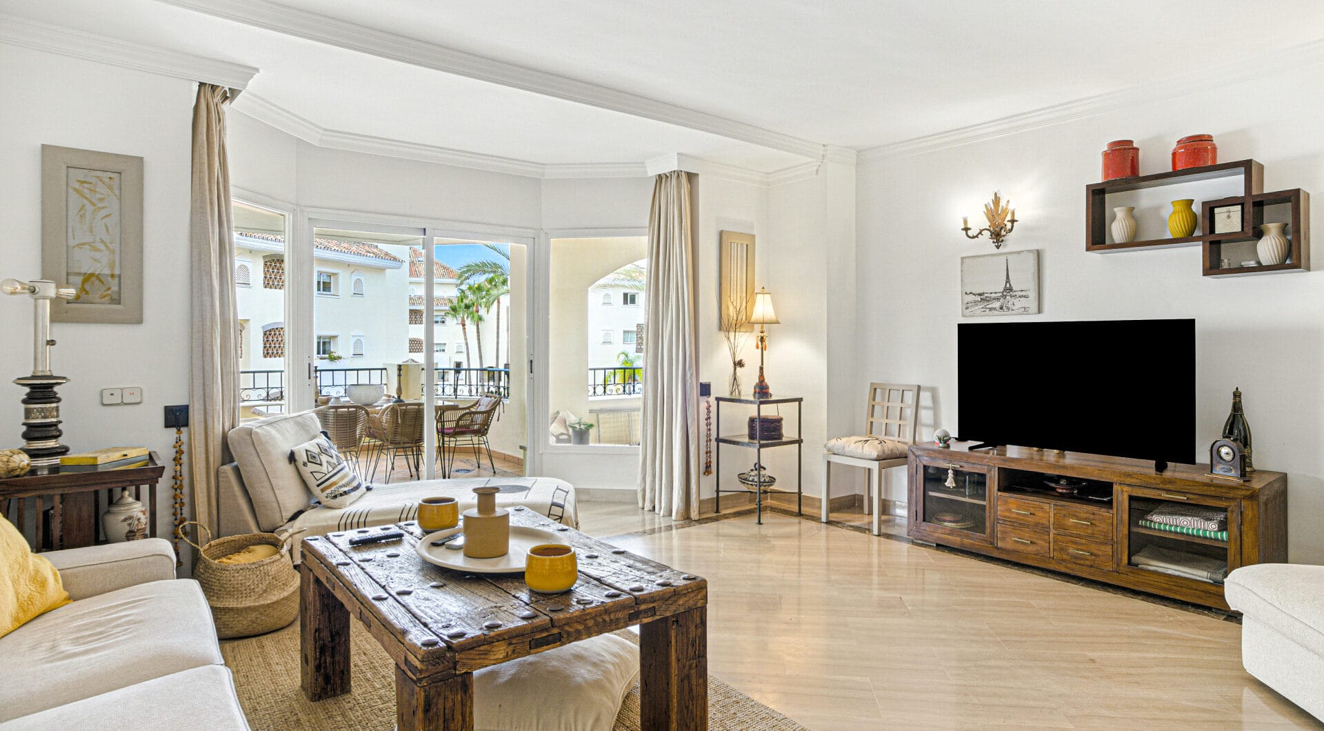 Beautiful south-facing, two-bedroom apartment located in the prestigious Hacienda Playa, Elviria