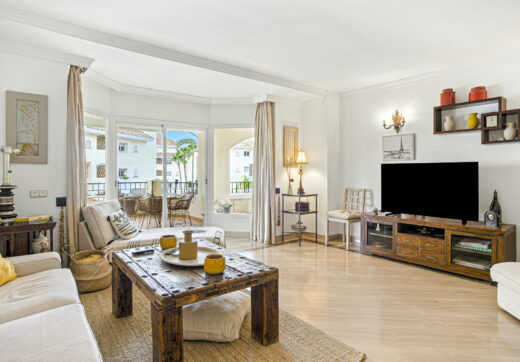 Beautiful south-facing, two-bedroom apartment located in the prestigious Hacienda Playa, Elviria