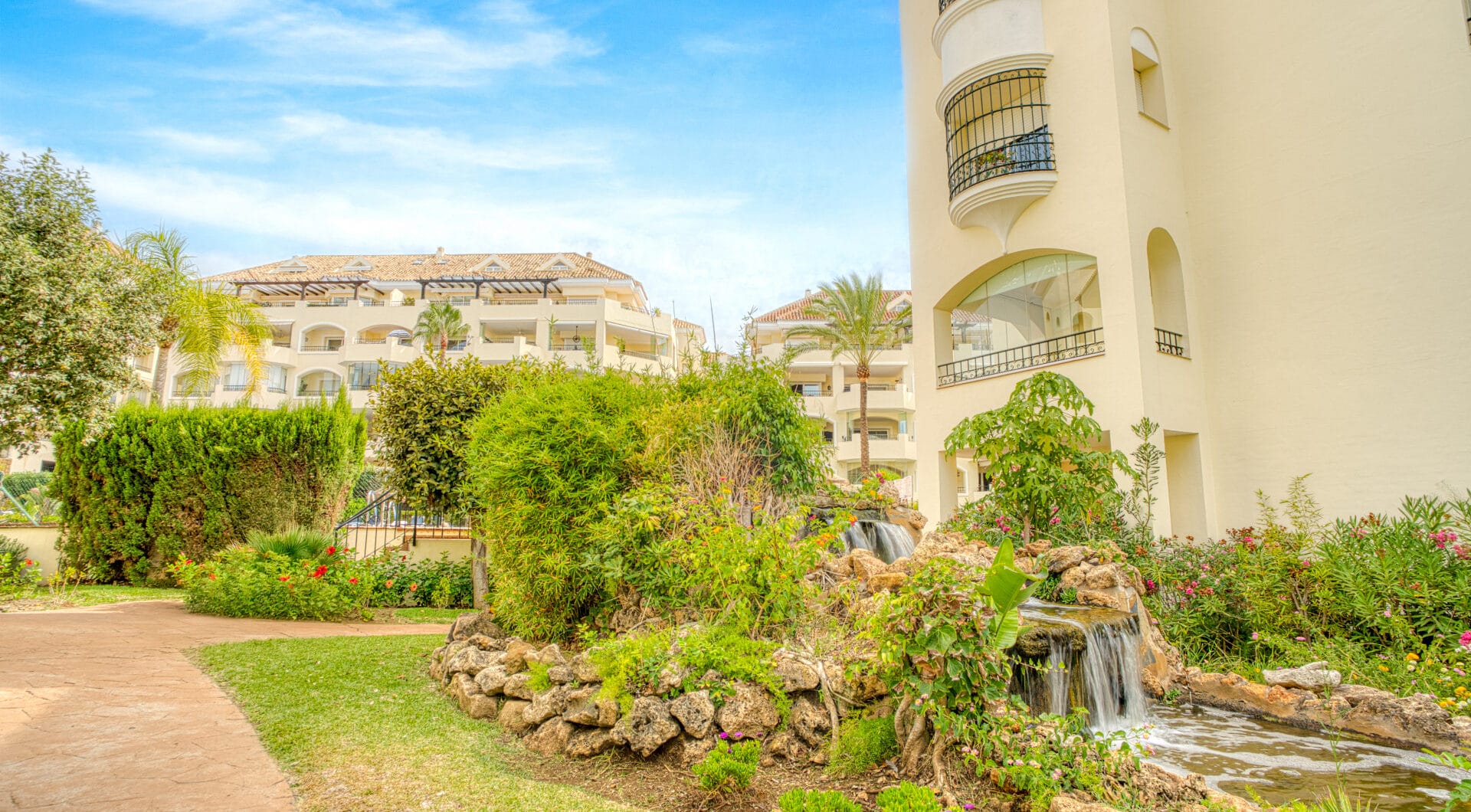 Beautiful south-facing, two-bedroom apartment located in the prestigious Hacienda Playa, Elviria