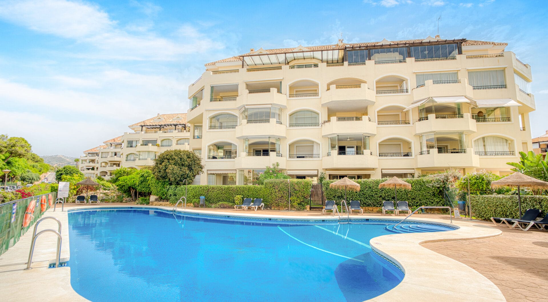 Beautiful south-facing, two-bedroom apartment located in the prestigious Hacienda Playa, Elviria
