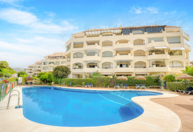 Beautiful south-facing, two-bedroom apartment located in the prestigious Hacienda Playa, Elviria