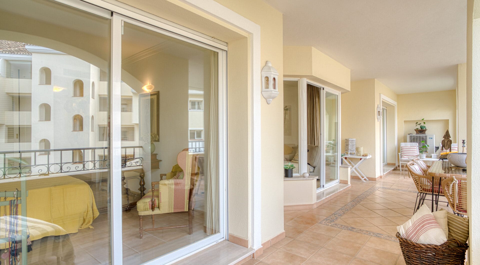 Beautiful south-facing, two-bedroom apartment located in the prestigious Hacienda Playa, Elviria