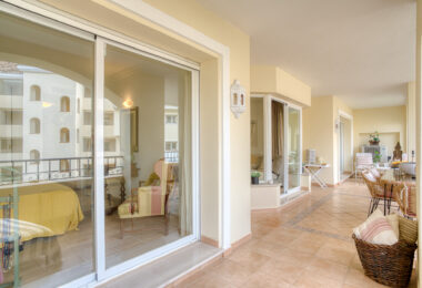 Beautiful south-facing, two-bedroom apartment located in the prestigious Hacienda Playa, Elviria