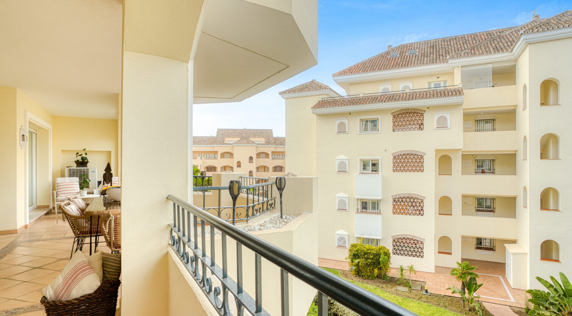 Beautiful south-facing, two-bedroom apartment located in the prestigious Hacienda Playa, Elviria