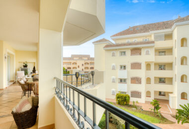 Beautiful south-facing, two-bedroom apartment located in the prestigious Hacienda Playa, Elviria