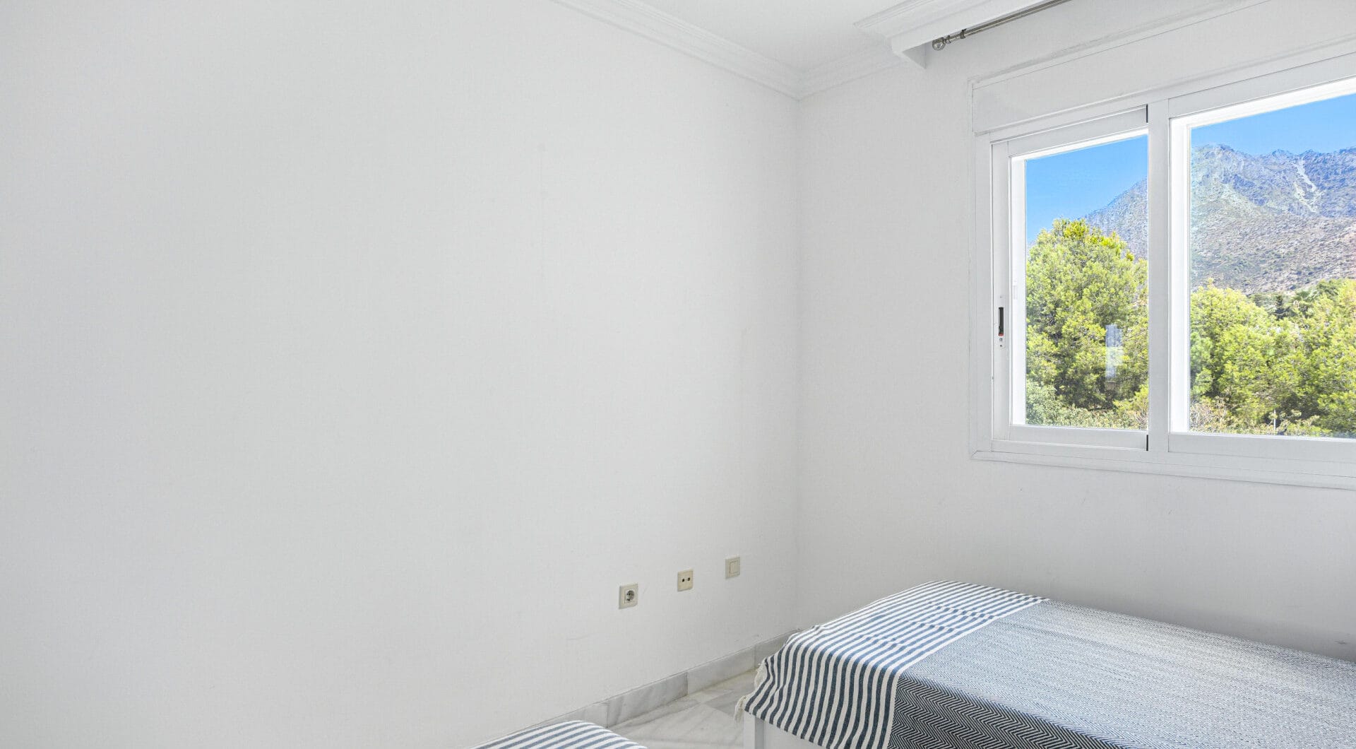 Three bedroom, south facing duplex penthouse with sea views, located in the sought-after community of Pinos de Nagüeles, on Marbella´sGolden Mile