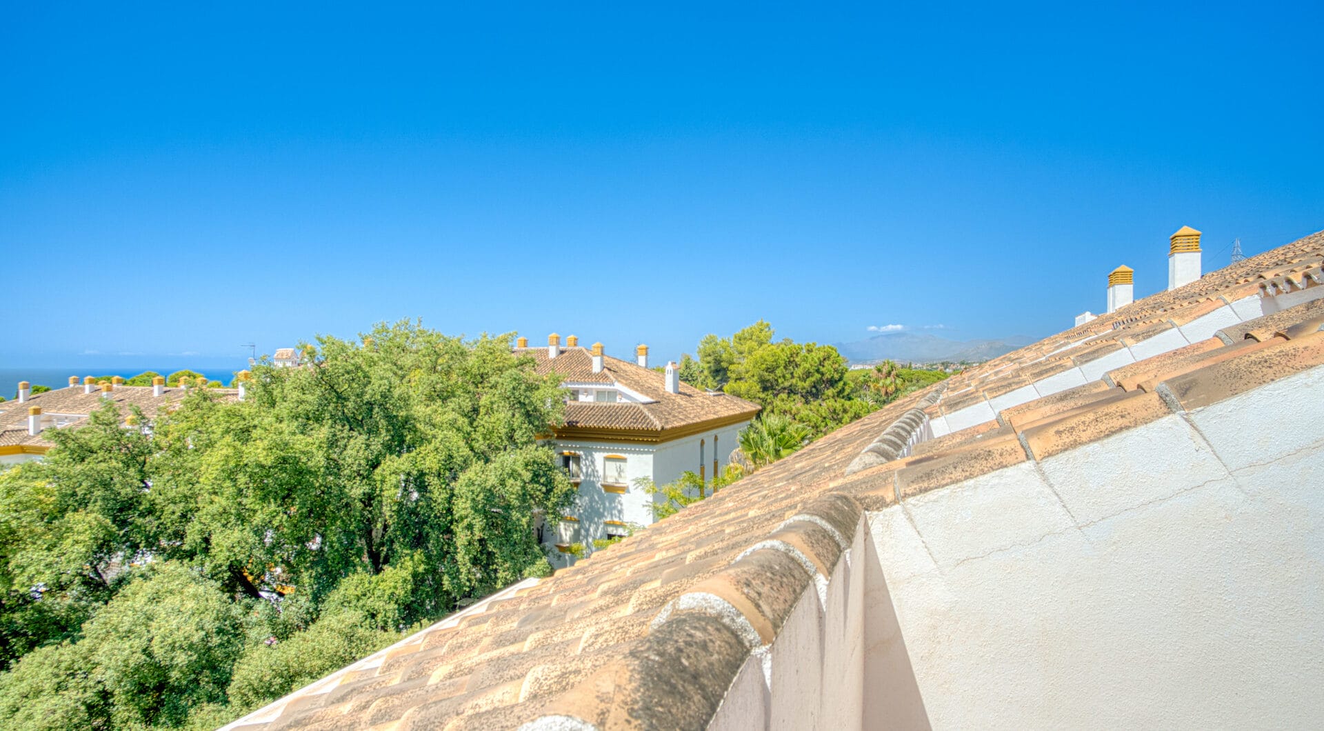 Three bedroom, south facing duplex penthouse with sea views, located in the sought-after community of Pinos de Nagüeles, on Marbella´sGolden Mile