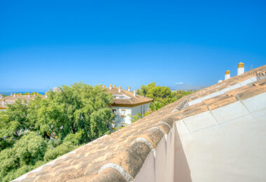 Three bedroom, south facing duplex penthouse with sea views, located in the sought-after community of Pinos de Nagüeles, on Marbella´sGolden Mile