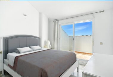 Three bedroom, south facing duplex penthouse with sea views, located in the sought-after community of Pinos de Nagüeles, on Marbella´sGolden Mile