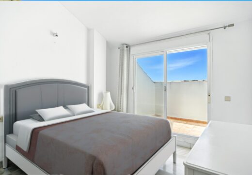Three bedroom, south facing duplex penthouse with sea views, located in the sought-after community of Pinos de Nagüeles, on Marbella´sGolden Mile