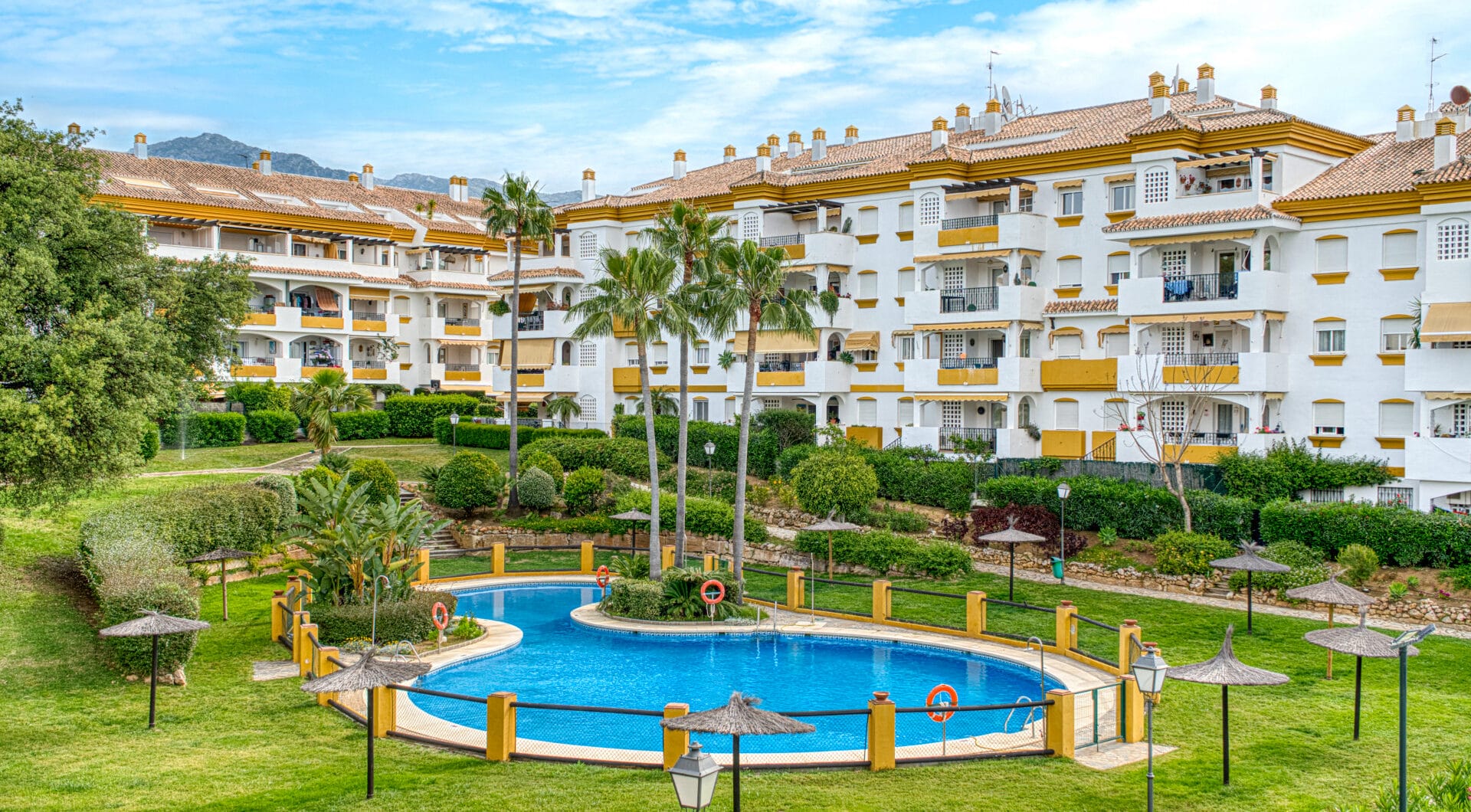 Three bedroom, south facing duplex penthouse with sea views, located in the sought-after community of Pinos de Nagüeles, on Marbella´sGolden Mile