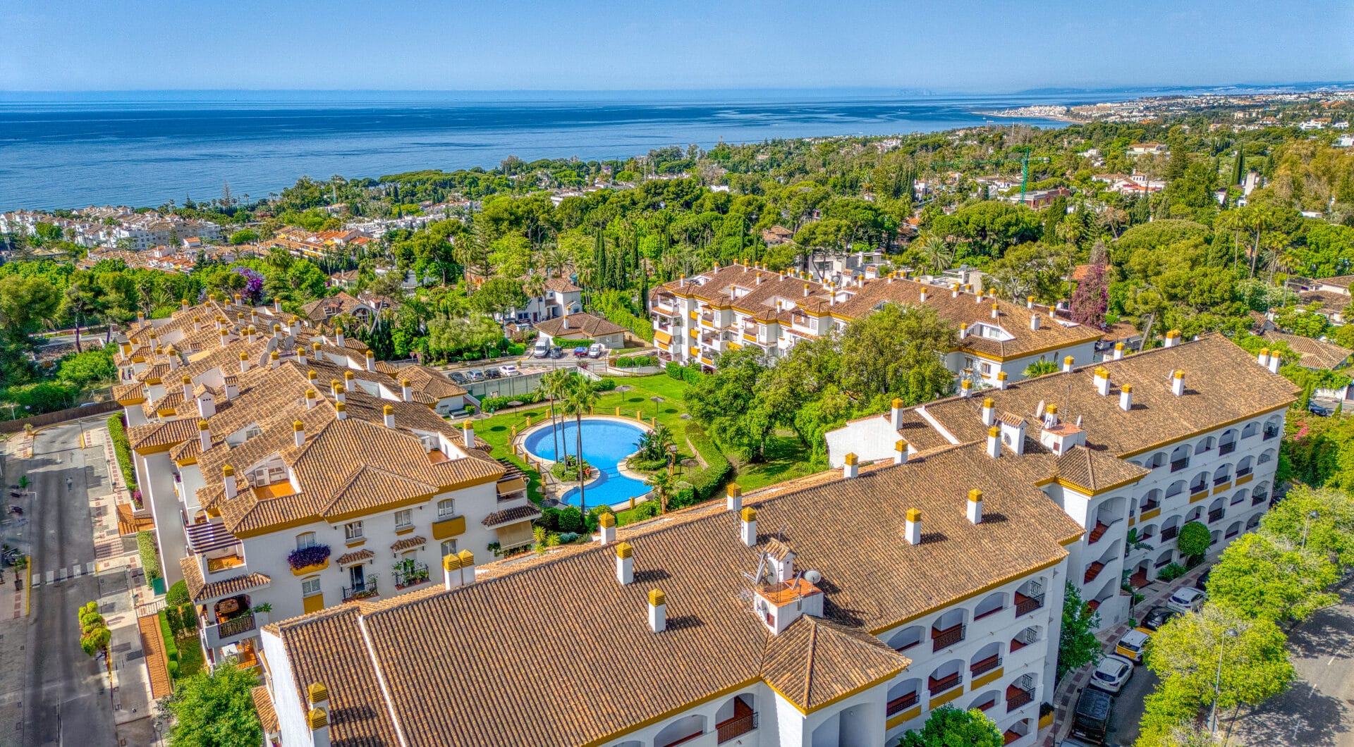 Three bedroom, south facing duplex penthouse with sea views, located in the sought-after community of Pinos de Nagüeles, on Marbella´sGolden Mile