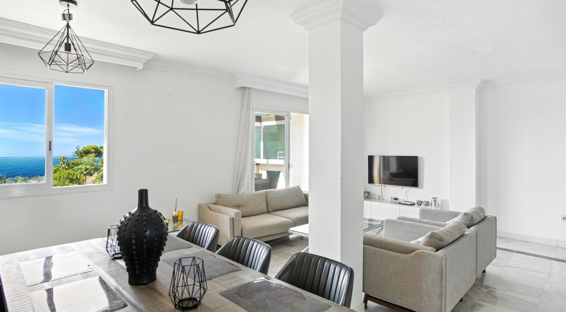Three bedroom, south facing duplex penthouse with sea views, located in the sought-after community of Pinos de Nagüeles, on Marbella´sGolden Mile