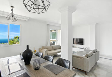 Three bedroom, south facing duplex penthouse with sea views, located in the sought-after community of Pinos de Nagüeles, on Marbella´sGolden Mile