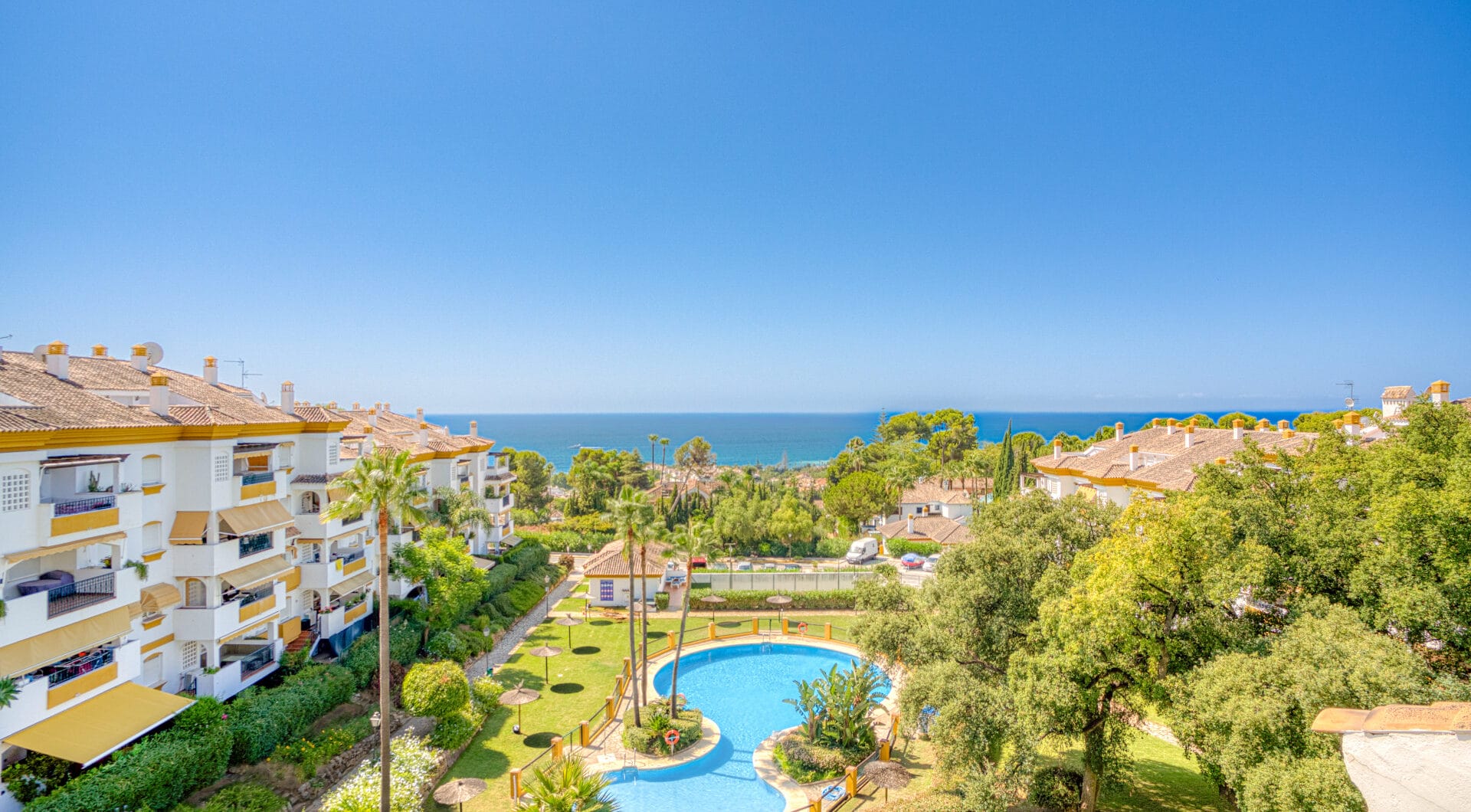 Three bedroom, south facing duplex penthouse with sea views, located in the sought-after community of Pinos de Nagüeles, on Marbella´sGolden Mile