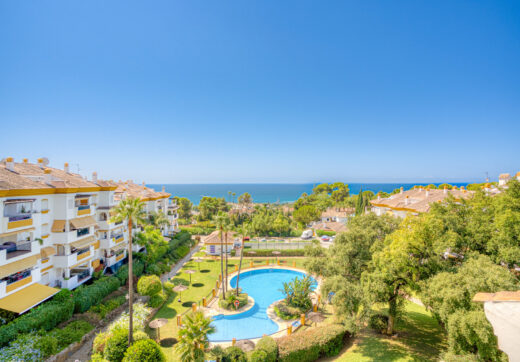 Three bedroom, south facing duplex penthouse with sea views, located in the sought-after community of Pinos de Nagüeles, on Marbella´sGolden Mile