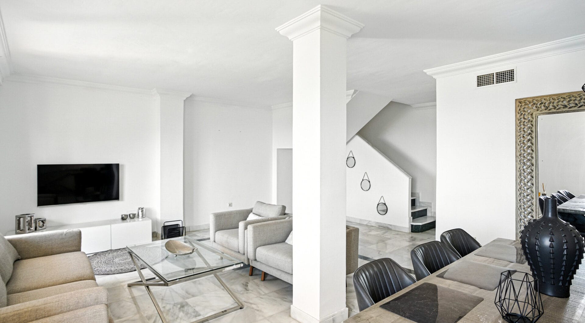 Three bedroom, south facing duplex penthouse with sea views, located in the sought-after community of Pinos de Nagüeles, on Marbella´sGolden Mile