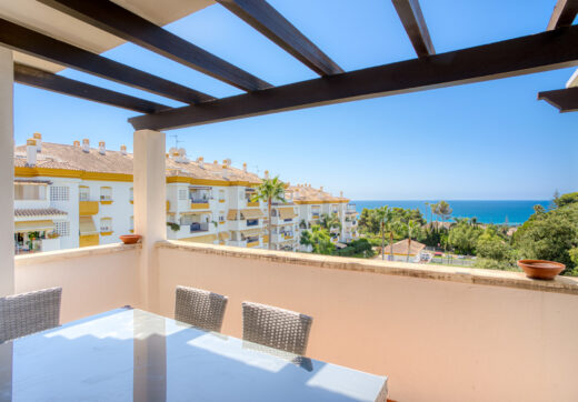Three bedroom, south facing duplex penthouse with sea views, located in the sought-after community of Pinos de Nagüeles, on Marbella´sGolden Mile