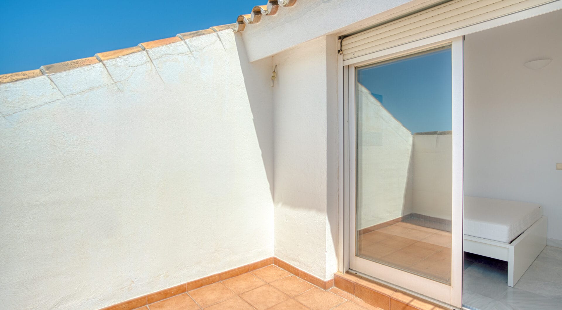 Three bedroom, south facing duplex penthouse with sea views, located in the sought-after community of Pinos de Nagüeles, on Marbella´sGolden Mile
